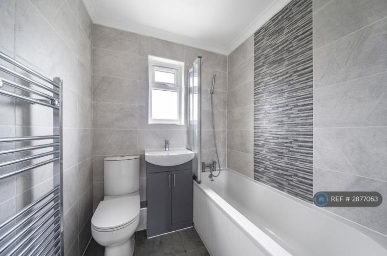 Room Floriston Avenue in Greater London