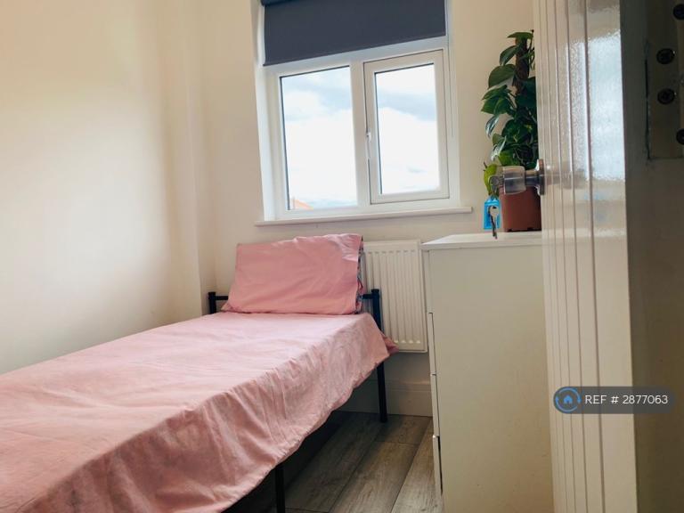 Room Floriston Avenue in Greater London