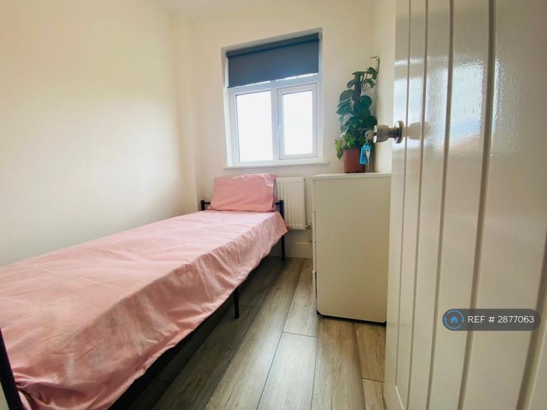 Room Floriston Avenue in Greater London