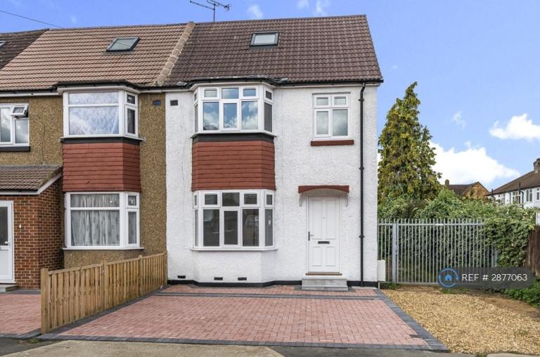 Room Floriston Avenue in Greater London