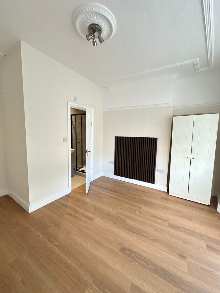 Room Queens Drive in Liverpool