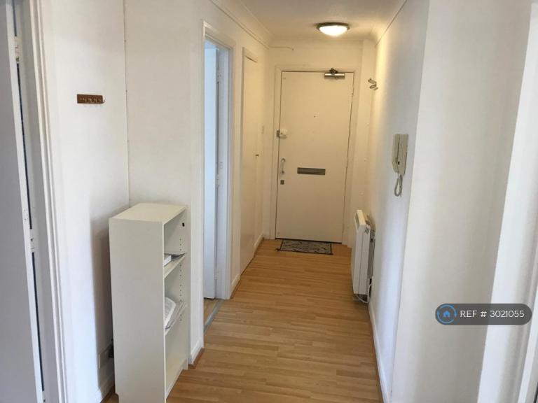 Flat Garter Way in Greater London