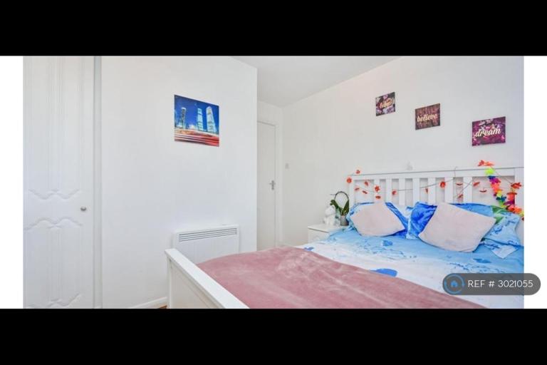 Flat Garter Way in Greater London