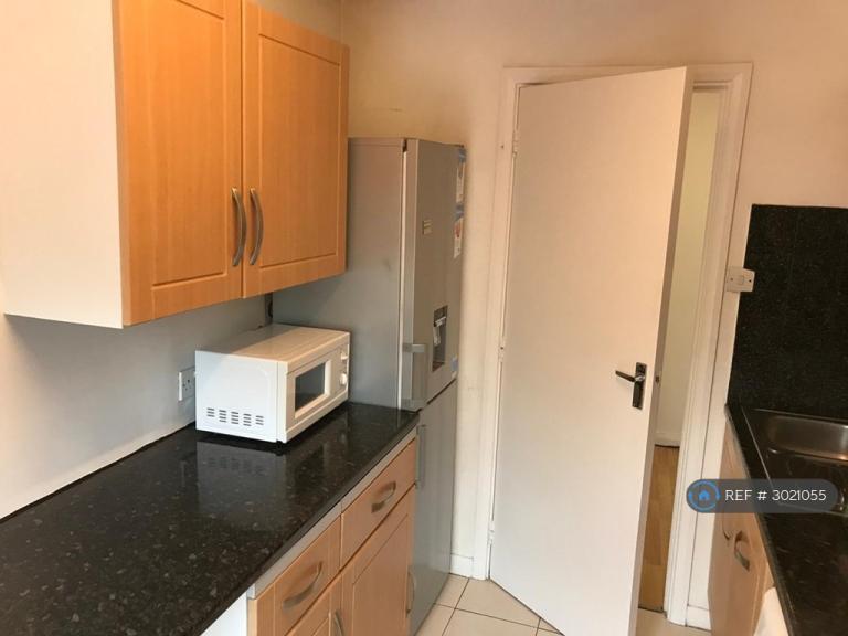 Flat Garter Way in Greater London
