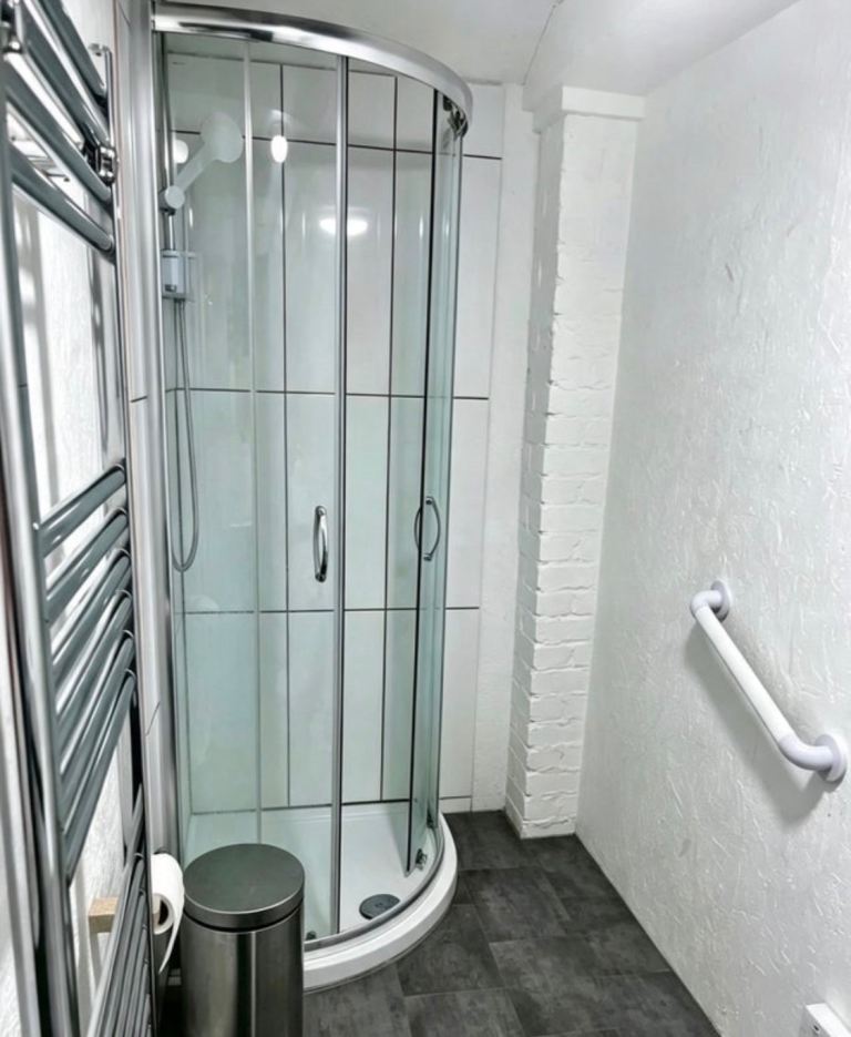 Room Trelawney Road in Greater London