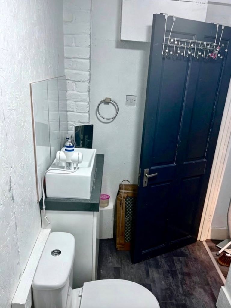 Room Trelawney Road in Greater London