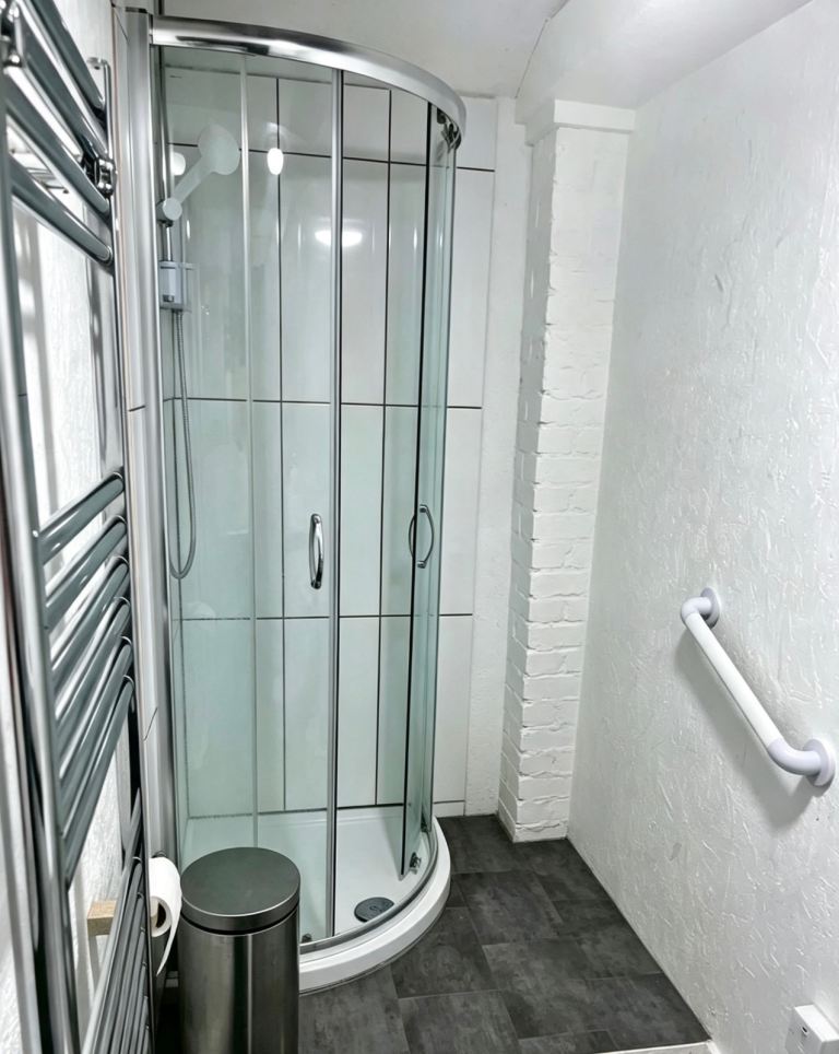 Room Trelawney Road in Greater London
