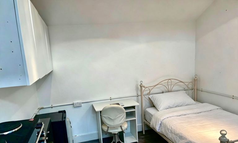 Room Trelawney Road in Greater London