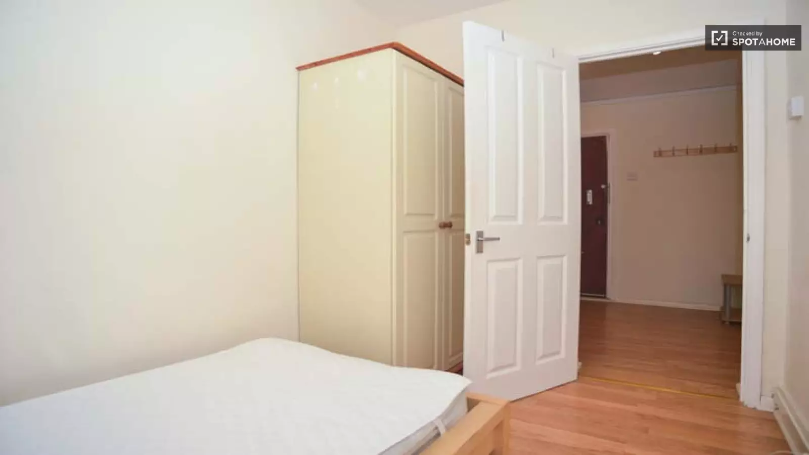 Room Parry Road in City of Westminster