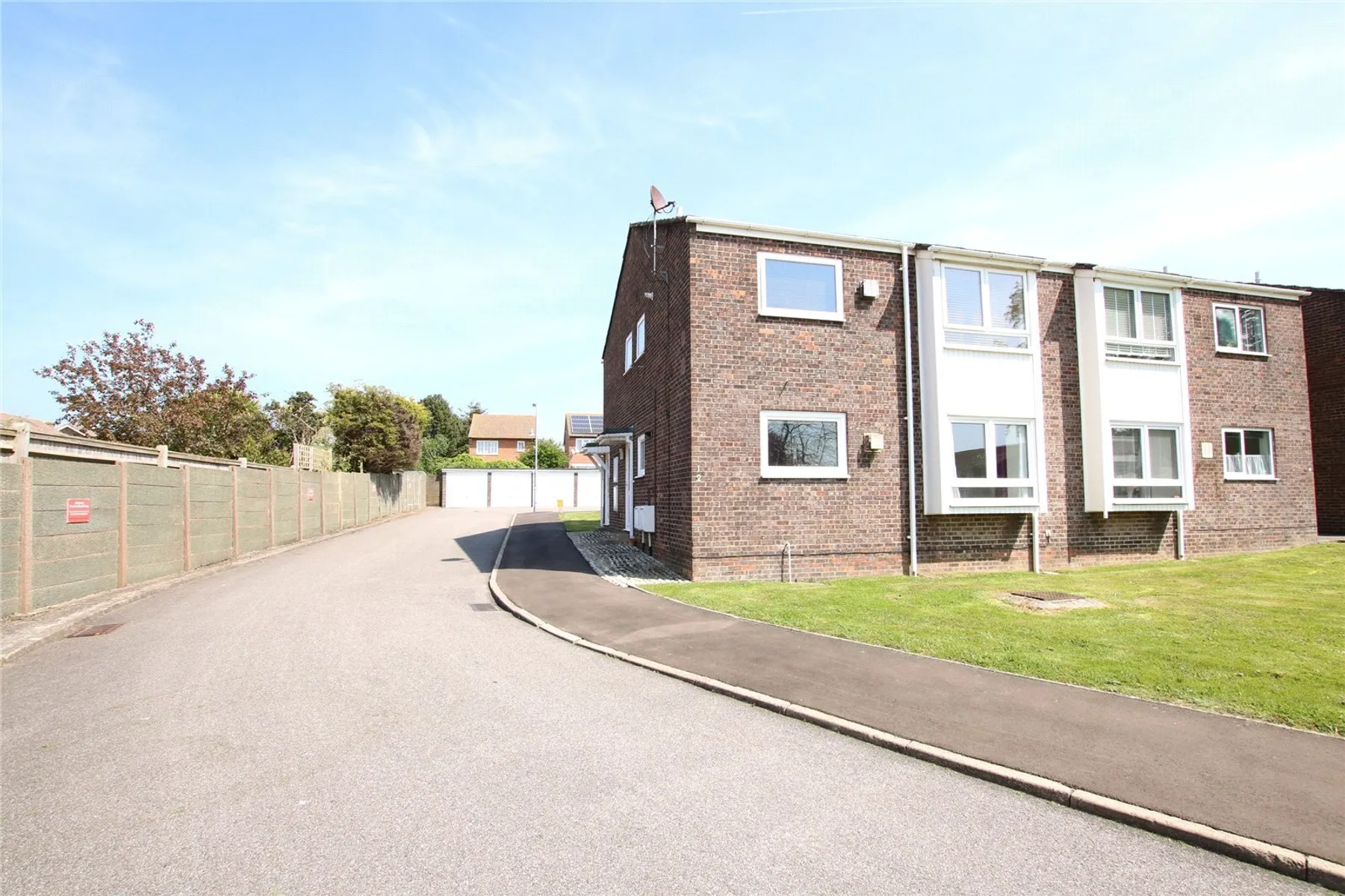 Flat Summerfields Avenue in Wealden