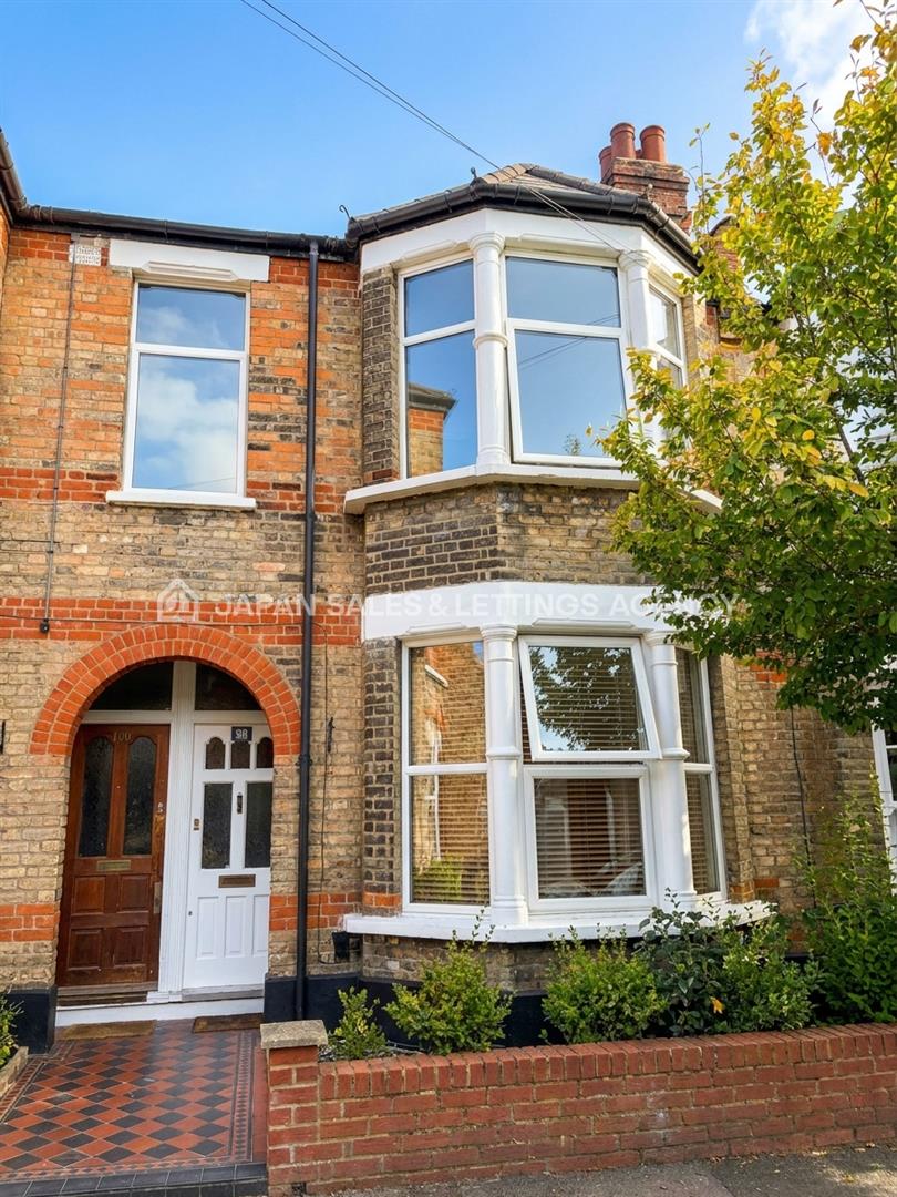 Flat Leslie Road in Greater London