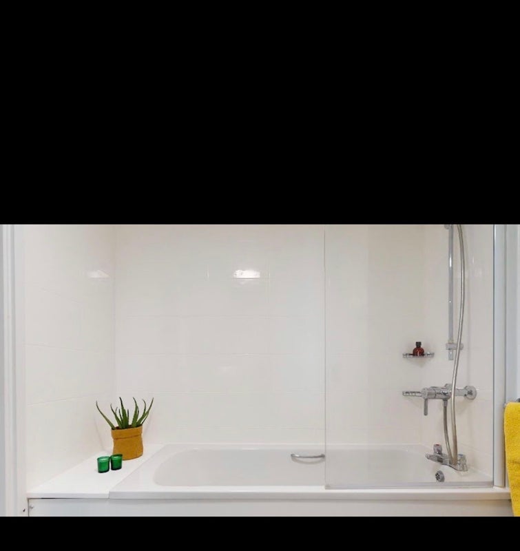 Room Wyvil Road in Greater London