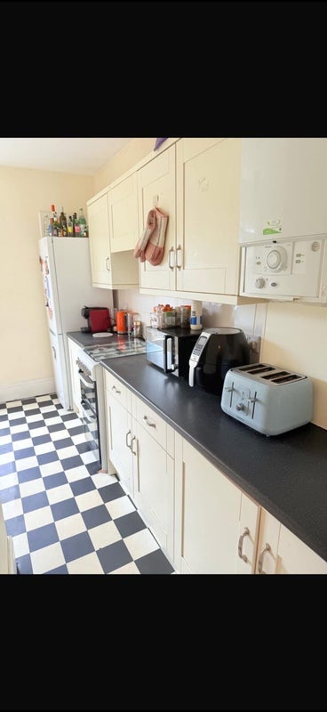 Room Askew Road in Greater London