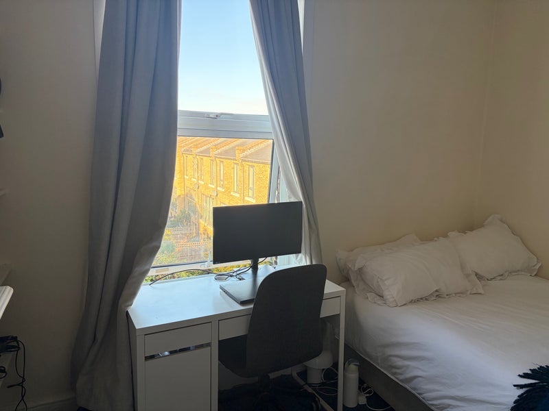 Room Askew Road in Greater London