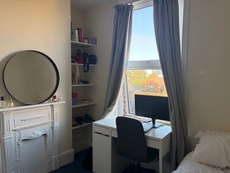 Room Askew Road in Greater London