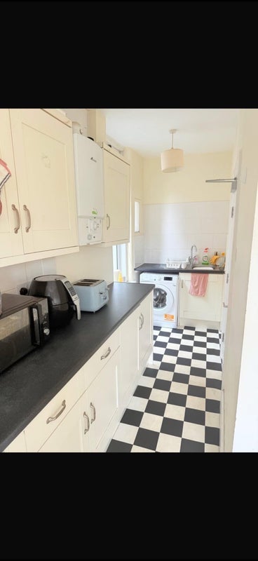 Room Askew Road in Greater London