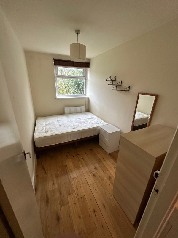 Flat Stables Way in Greater London