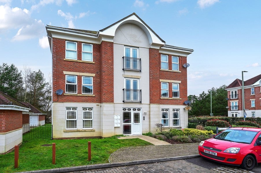 Flat Brock Close in Deepcut