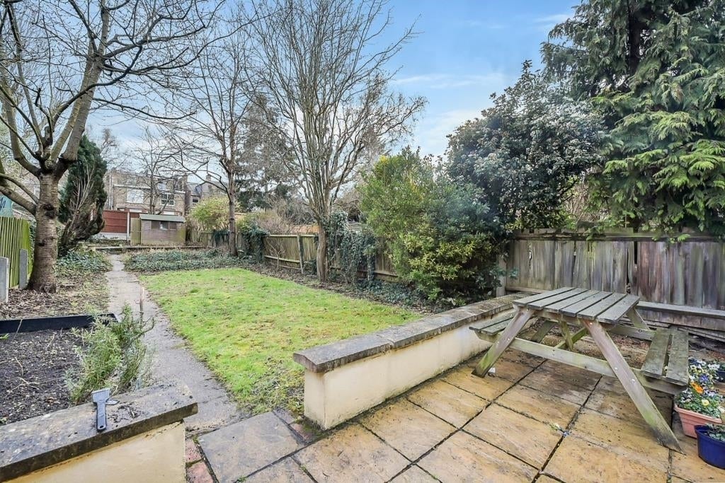 Flat Sutton Road in Greater London