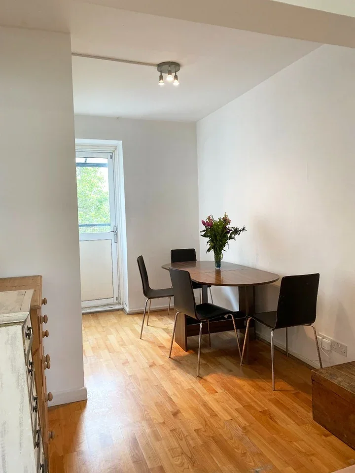 Room Lupus Street in City of Westminster