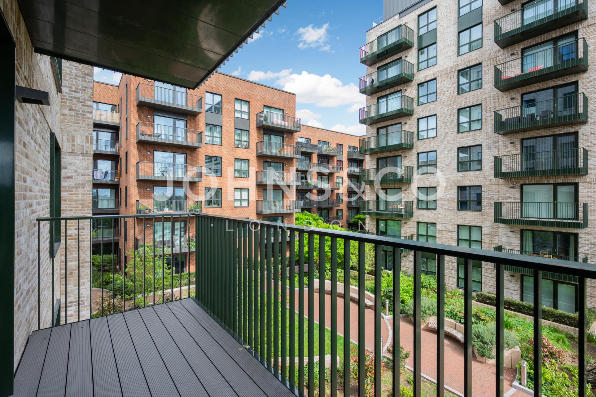 Flat Greenleaf Walk in Greater London