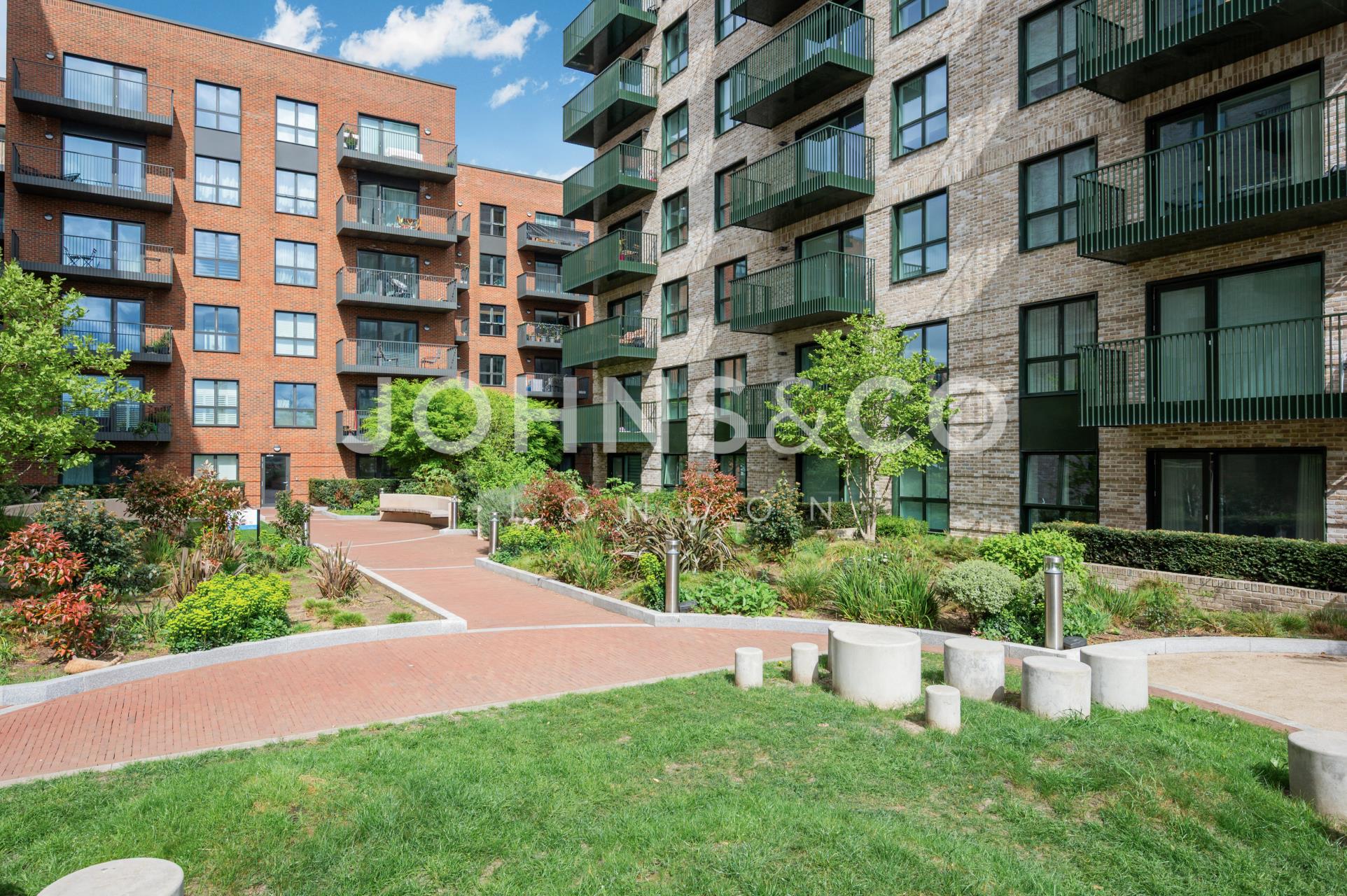 Flat Greenleaf Walk in Greater London