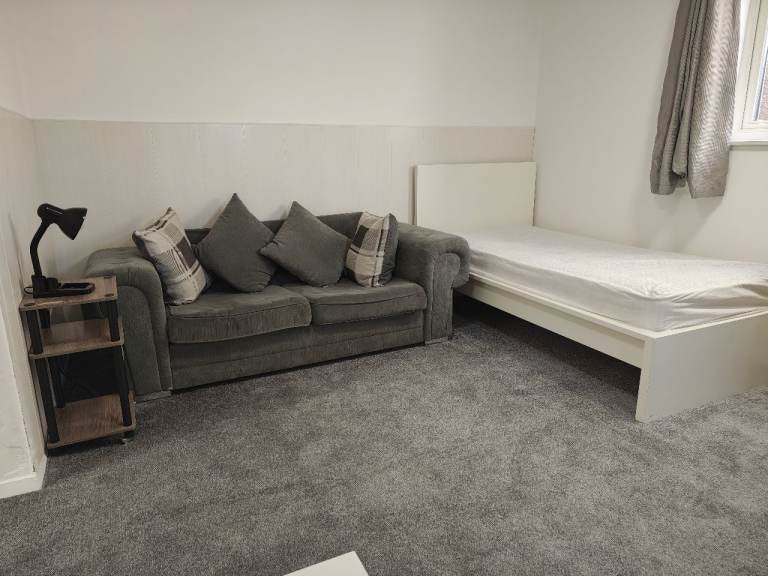 Room Cricklade Road in Swindon