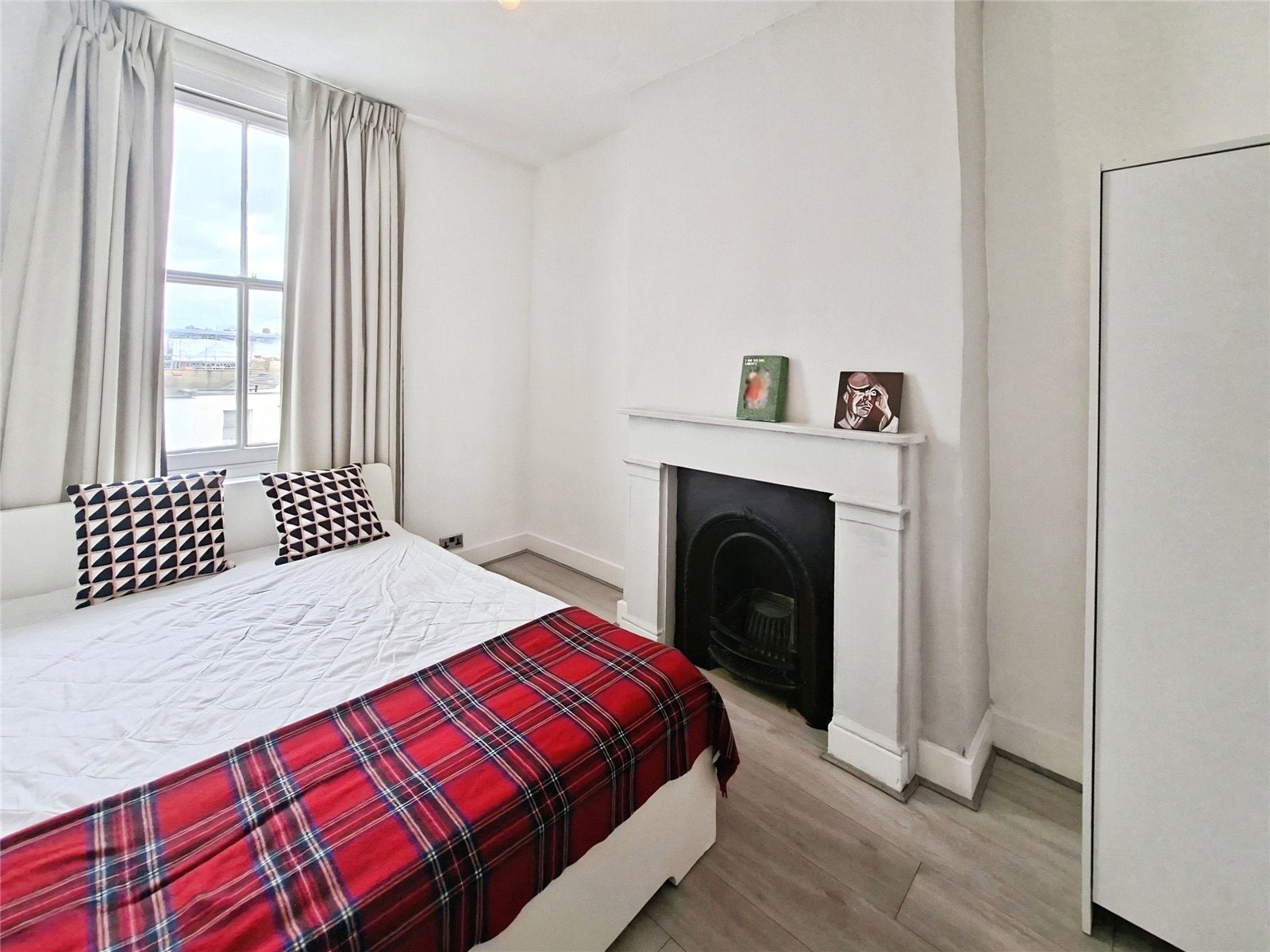 Flat Leander Road in Greater London