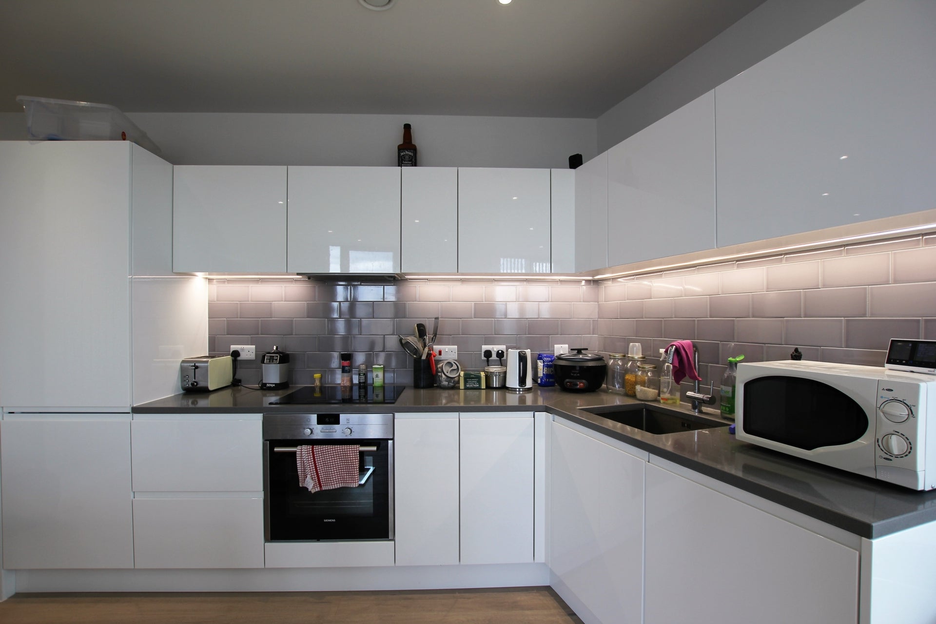 Flat Halyard Place in Greater London