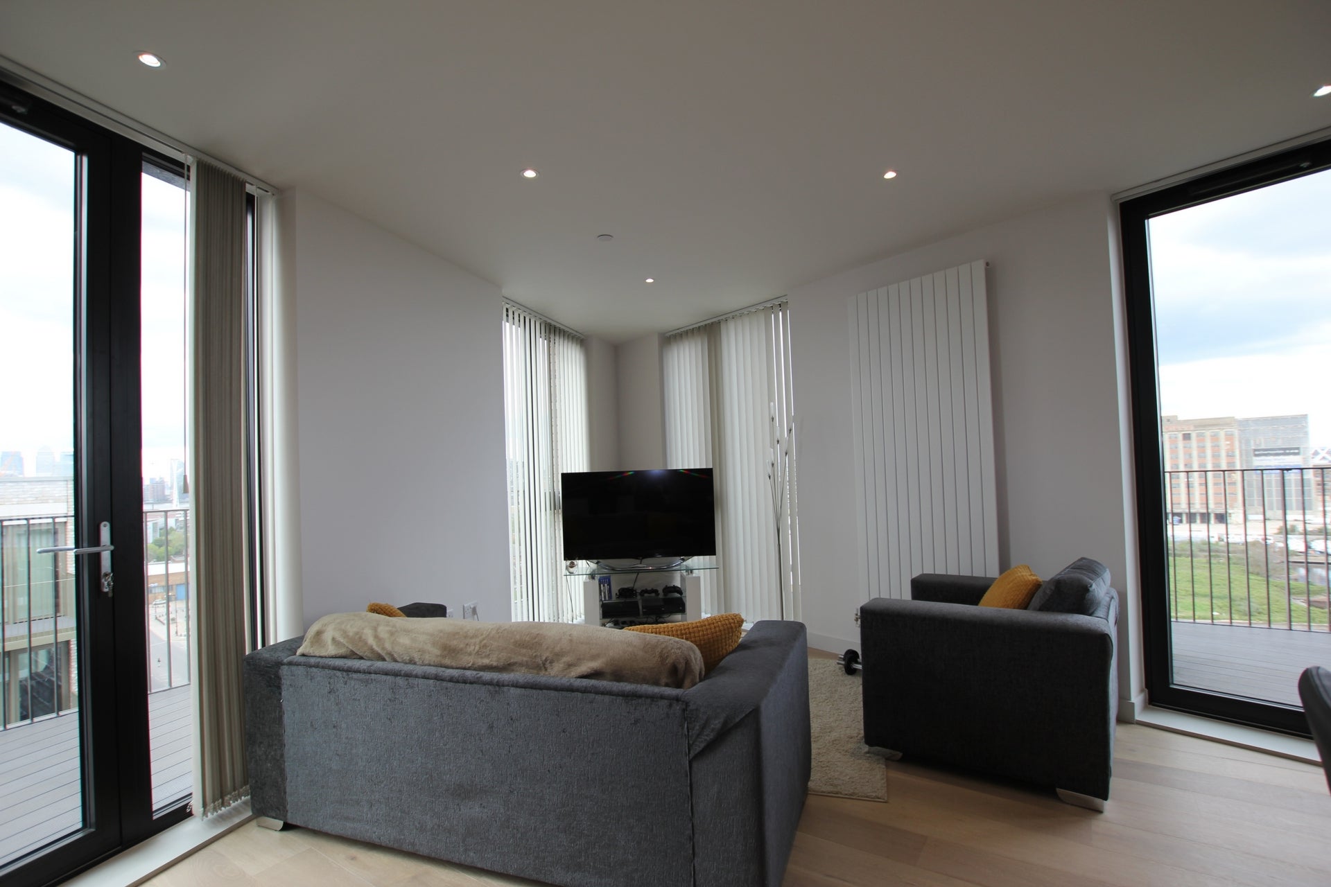 Flat Halyard Place in Greater London