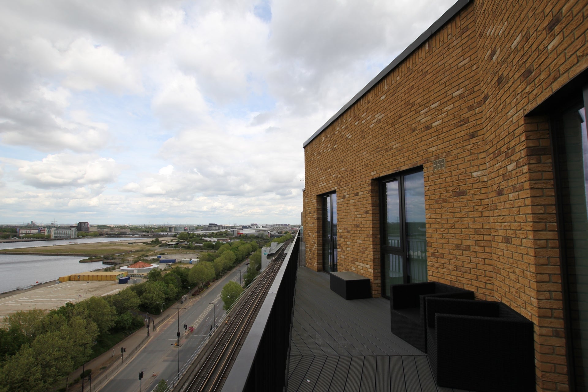 Flat Halyard Place in Greater London