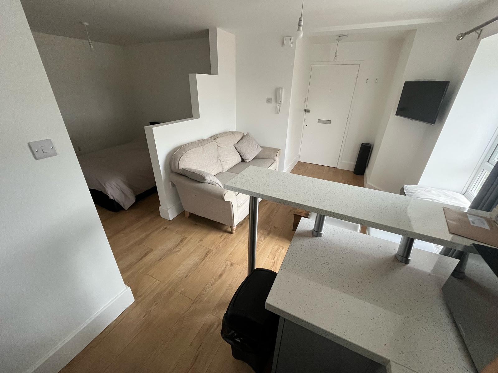 Flat Oldfield Lane North in Greater London