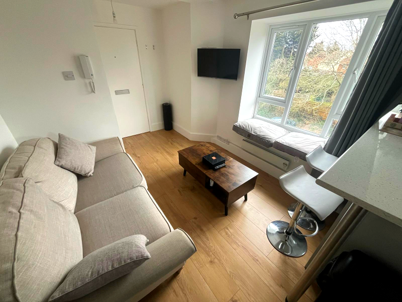 Flat Oldfield Lane North in Greater London