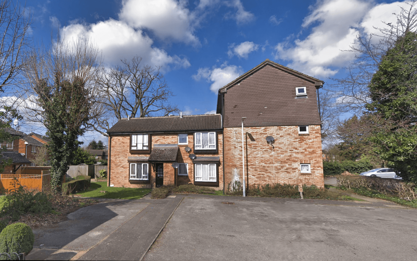 Flat Oldfield Lane North in Greater London