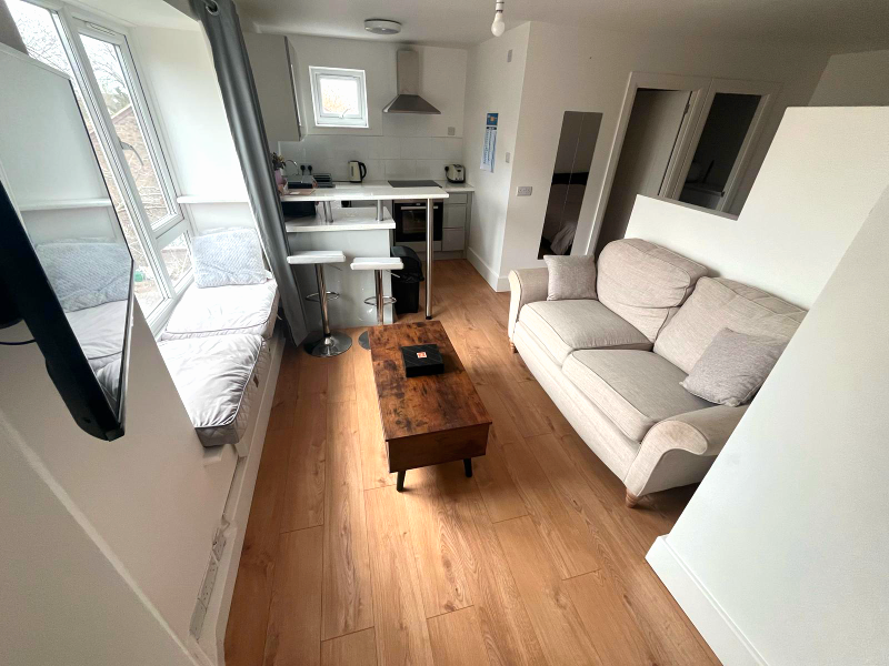 Flat Oldfield Lane North in Greater London