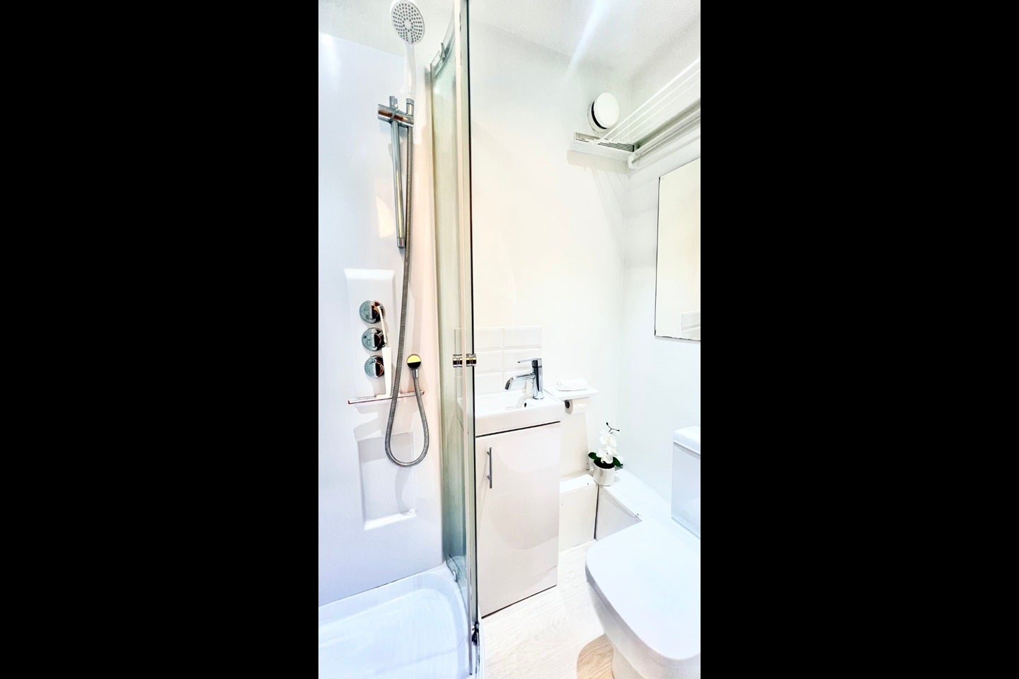 Room Chamberlain Close in Greater London