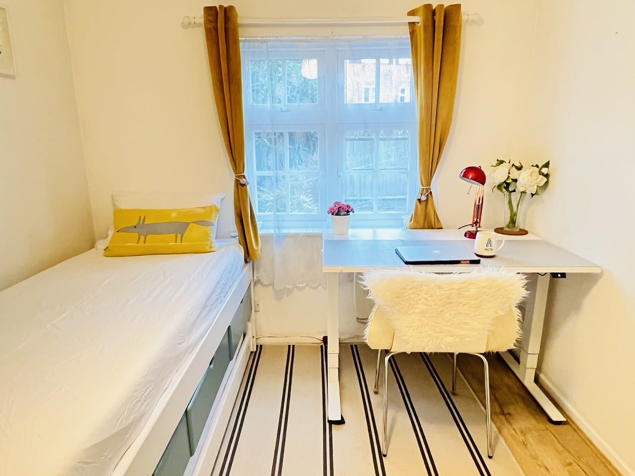 Room Chamberlain Close in Greater London