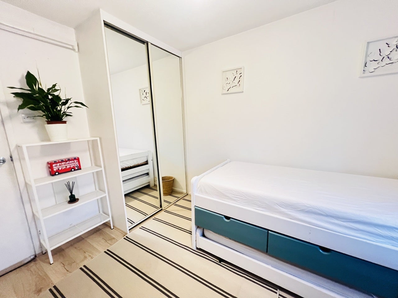 Room Chamberlain Close in Greater London