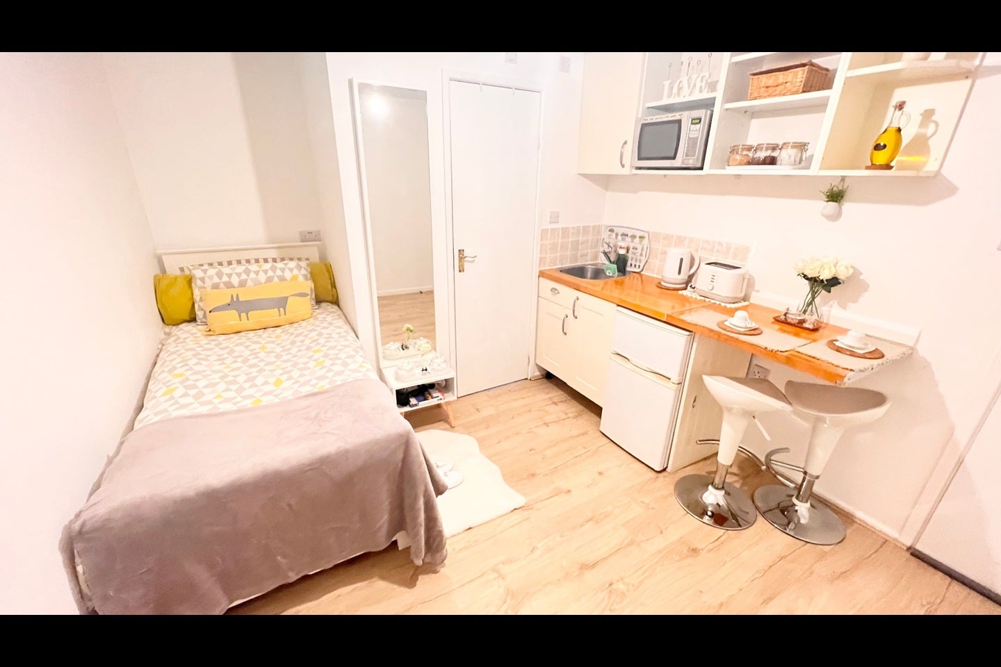 Room Chamberlain Close in Greater London