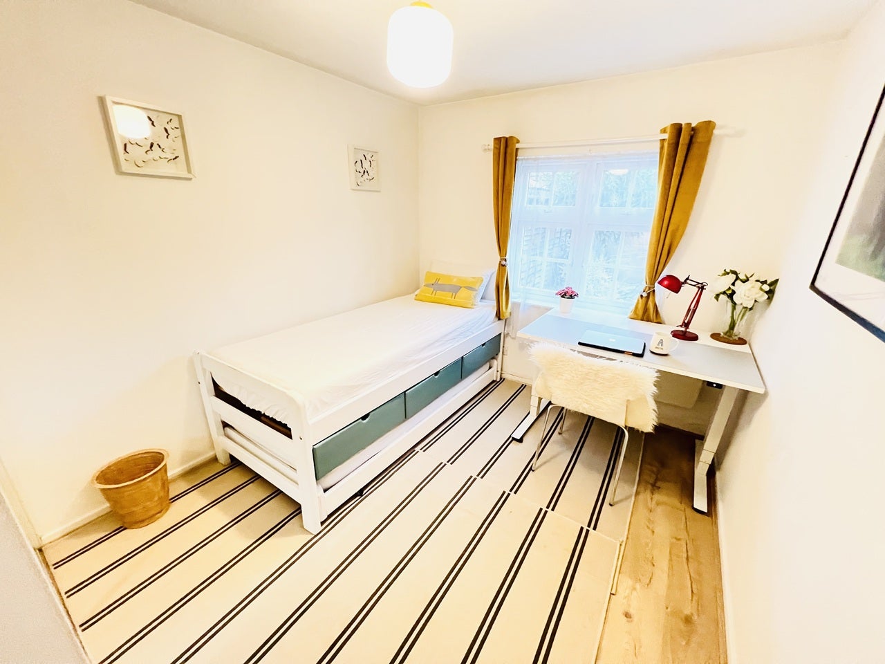 Room Chamberlain Close in Greater London