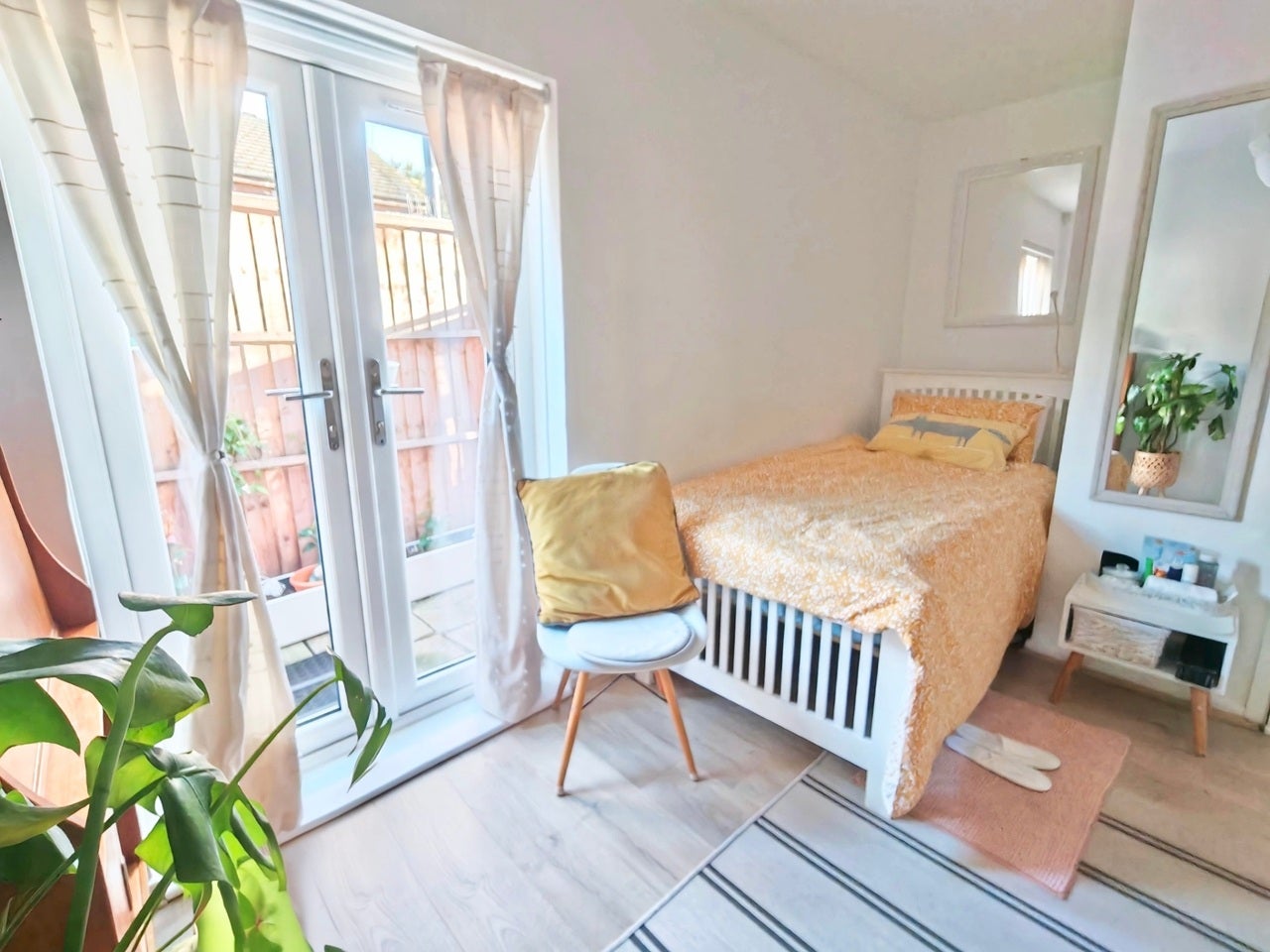 Room Chamberlain Close in Greater London