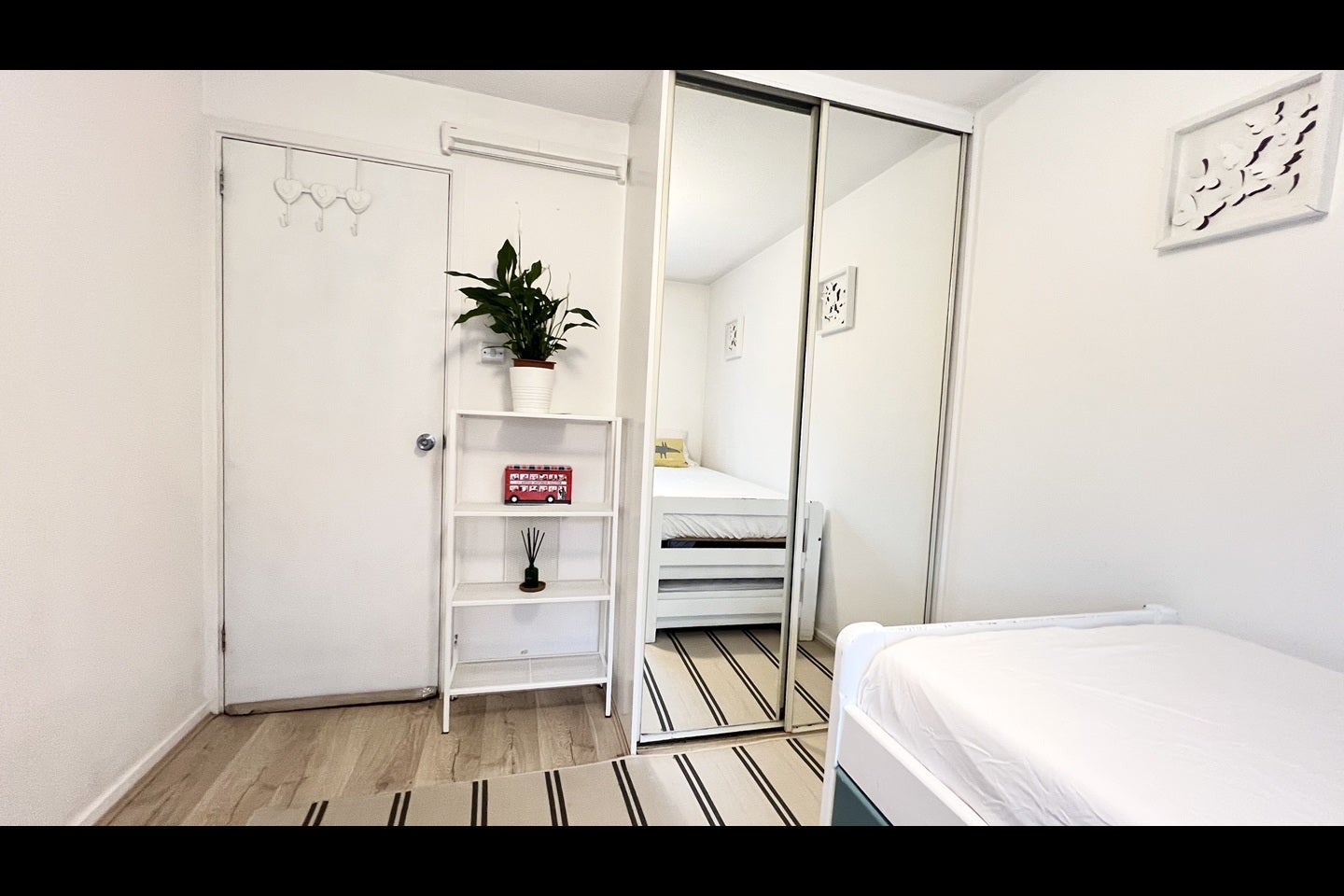 Room Chamberlain Close in Greater London