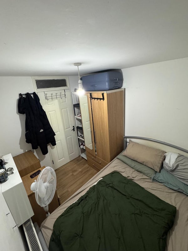 Room Carnarvon Road in Greater London