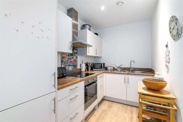 Flat Chandlers Avenue in Greater London