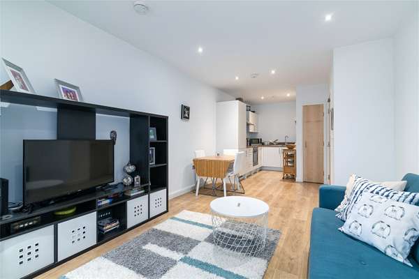 Flat Chandlers Avenue in Greater London