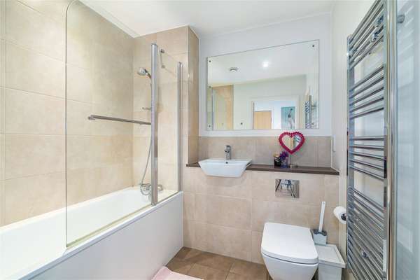 Flat Chandlers Avenue in Greater London