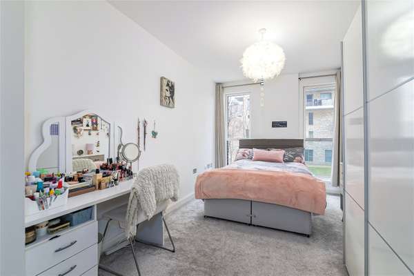 Flat Chandlers Avenue in Greater London