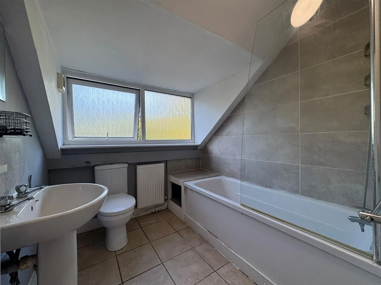 Flat Sandfield Road in Greater London