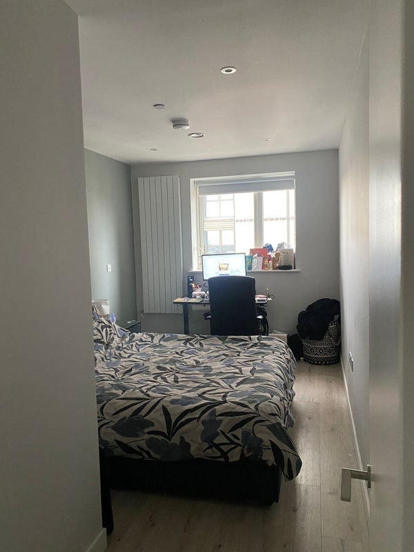 Room Wickford Way in Greater London