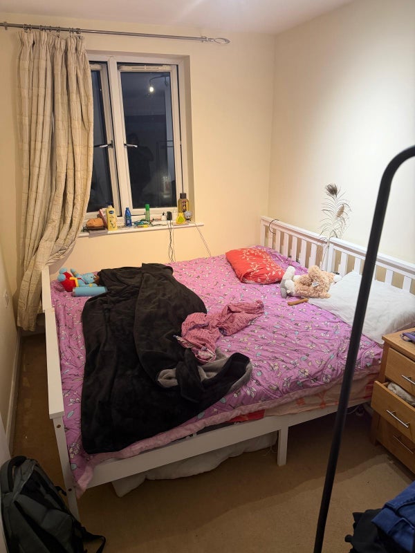 Room Mill Street in Slough